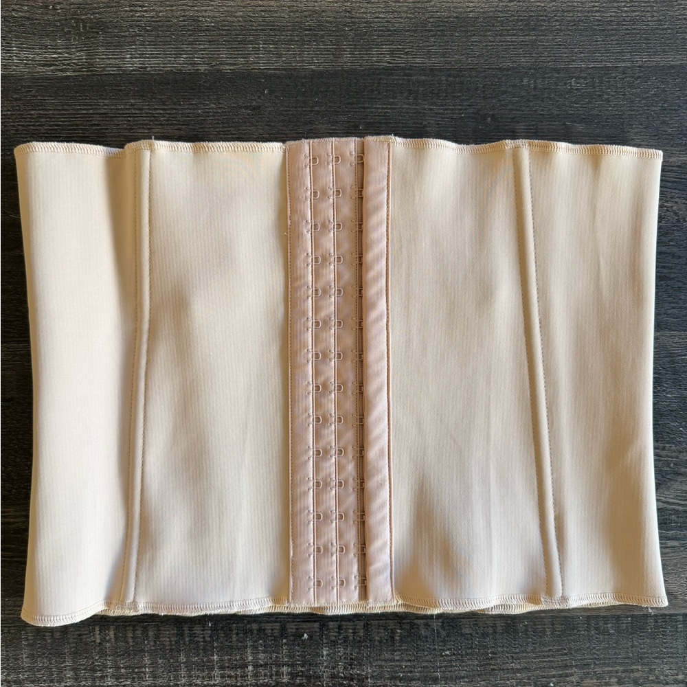 BRAND NEW Skims Waist Trainer XL in Clay